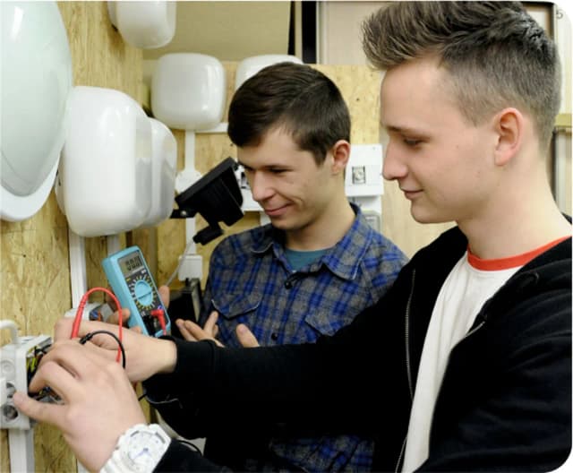 Technik elektryk – co robi, jakie ma obowiązki i perspektywy pracy?